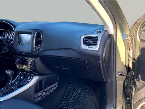 Used 2019 Jeep Compass Latitude w/ Cold Weather Group AWD/4WD image 18