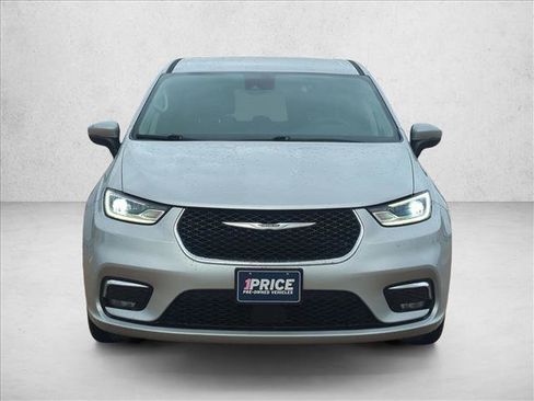 Used 2023 Chrysler Pacifica Touring-L FWD image 2