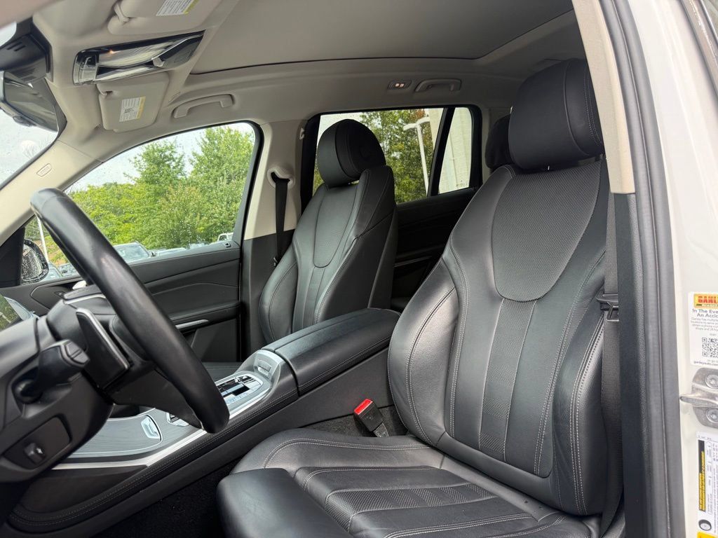 Used 2022 BMW X7 xDrive40i w/ Premium Package AWD/4WD image 9