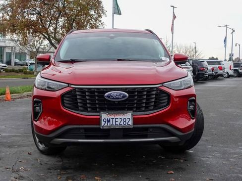 Used 2023 Ford Escape Platinum image 2