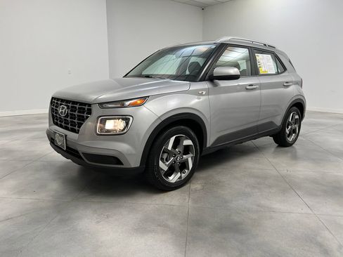 Used 2025 Hyundai Venue SEL FWD image 3