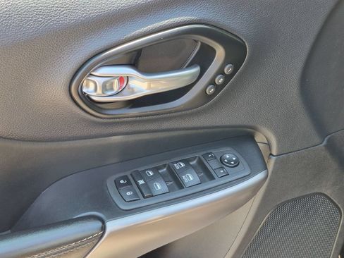 Used 2022 Jeep Cherokee Limited AWD/4WD image 12
