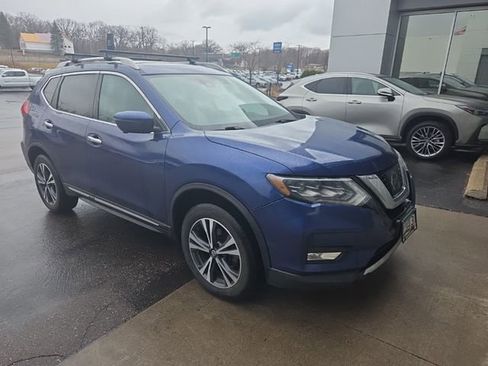 Used 2017 Nissan Rogue SL w/ SL Premium Package image 2