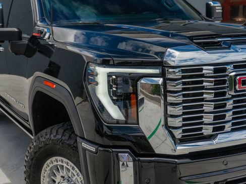 Used 2025 GMC Sierra 2500 Denali w/ Denali Reserve Package AWD/4WD image 32