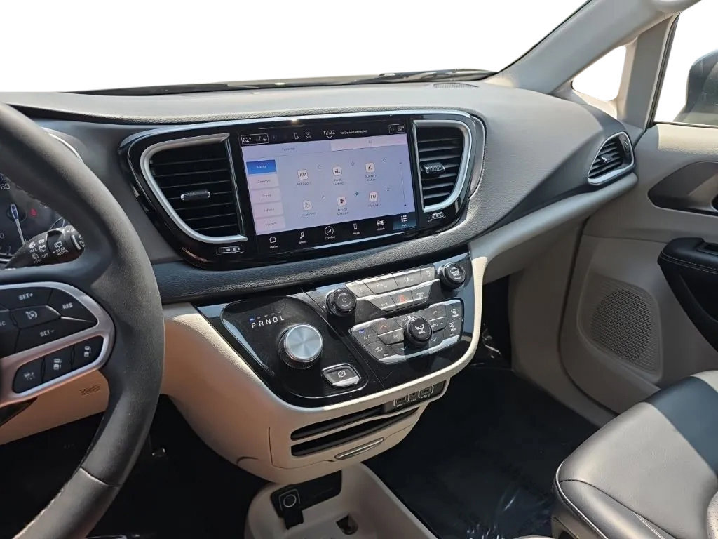 Used 2023 Chrysler Pacifica Touring-L FWD image 27