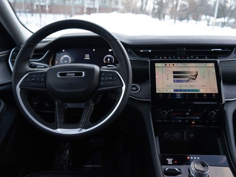 Used 2024 Jeep Grand Cherokee Limited w/ Black Appearance Package image 12