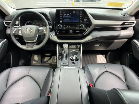 Used 2022 Toyota Highlander XLE AWD/4WD image 14