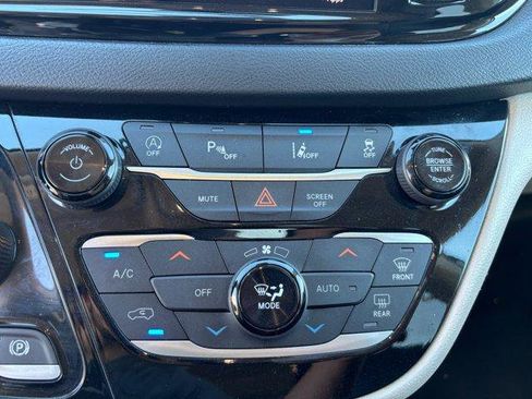 Used 2022 Chrysler Pacifica Touring-L image 23