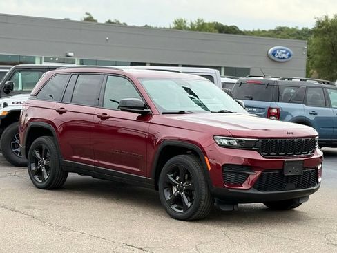 Used 2023 Jeep Grand Cherokee Altitude AWD/4WD image 31