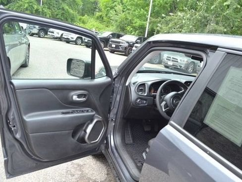 Used 2023 Jeep Renegade Latitude AWD/4WD image 15