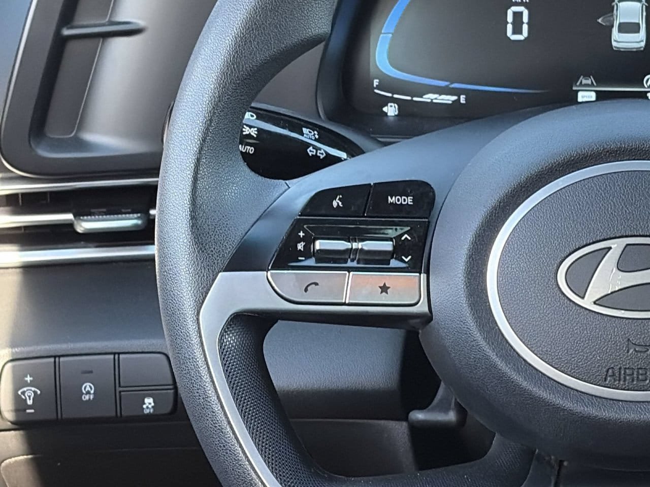 Certified 2025 Hyundai Elantra SE FWD image 22