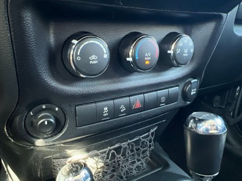 Used 2017 Jeep Wrangler Unlimited Sahara w/ Connectivity Group AWD/4WD image 27