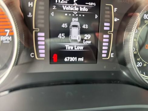 Used 2019 Jeep Cherokee Latitude Plus w/ Cold Weather Group AWD/4WD image 16