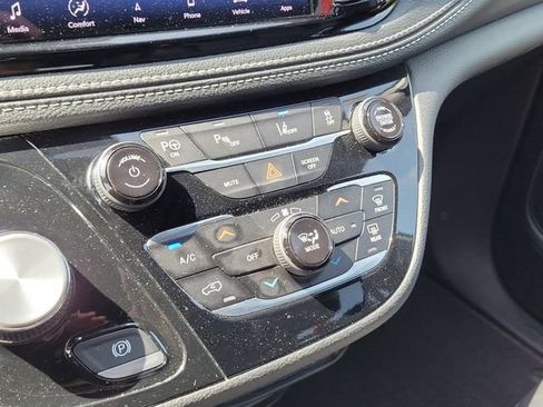 Used 2024 Chrysler Pacifica Limited FWD image 30