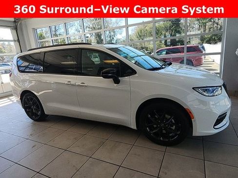 New 2025 Chrysler Pacifica Limited image 2