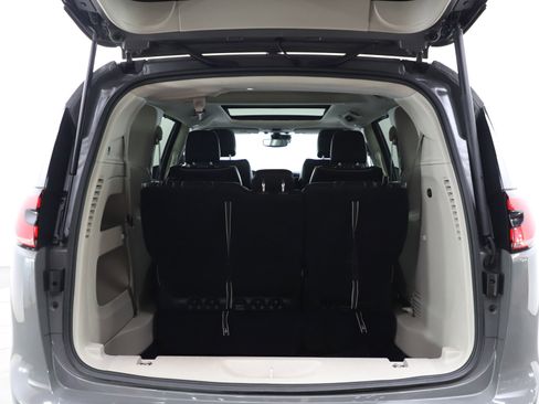 Used 2023 Chrysler Pacifica Limited FWD image 19