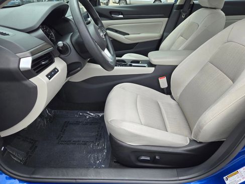 Used 2025 Nissan Altima 2.5 SV FWD image 15