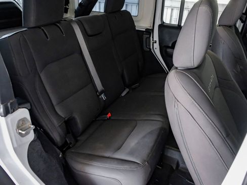 Used 2018 Jeep Wrangler Unlimited Sahara image 32