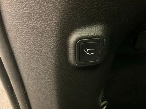 Used 2019 Jeep Cherokee Limited AWD/4WD image 27