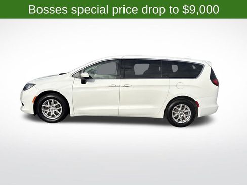 Used 2017 Chrysler Pacifica Touring image 2