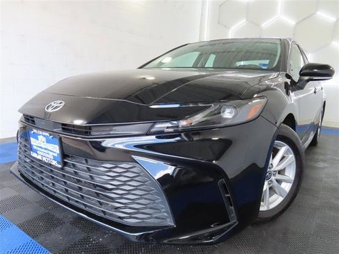 Used 2025 Toyota Camry LE w/ Convenience Package FWD image 1