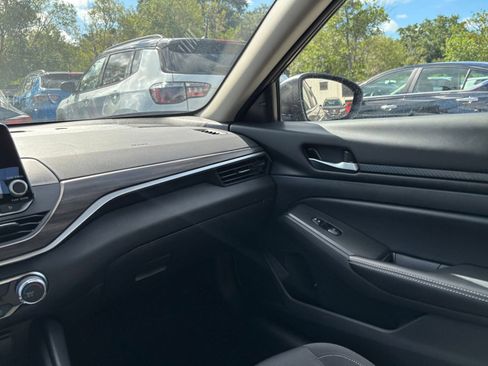Used 2025 Nissan Altima 2.5 SV FWD image 35