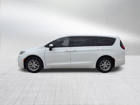 Used 2023 Chrysler Pacifica Touring-L FWD image 9