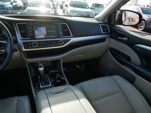 Used 2019 Toyota Highlander XLE image 14