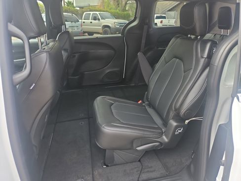 New 2026 Chrysler Pacifica Select image 17