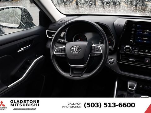 Used 2022 Toyota Highlander XLE AWD/4WD image 9