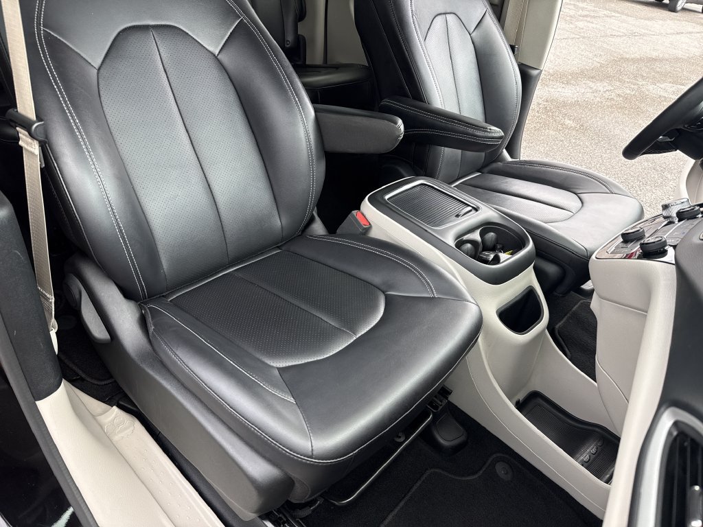 Used 2024 Chrysler Pacifica Touring-L FWD image 34