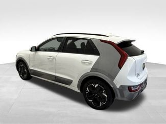 Used 2023 Kia Niro Wave video 2