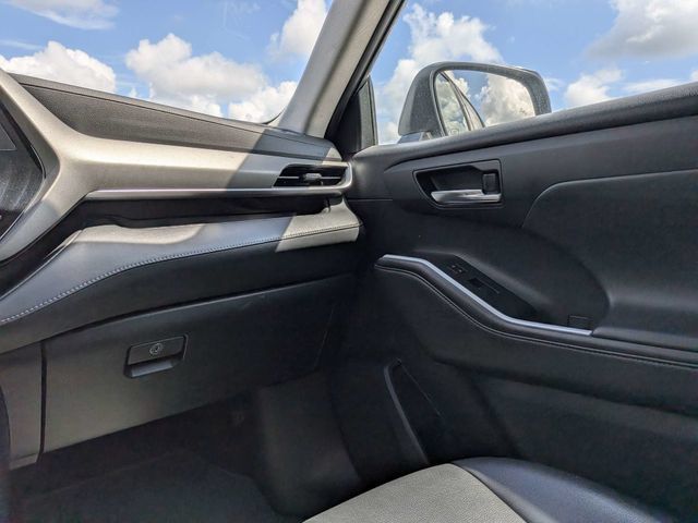 Used 2021 Toyota Highlander XLE FWD image 18