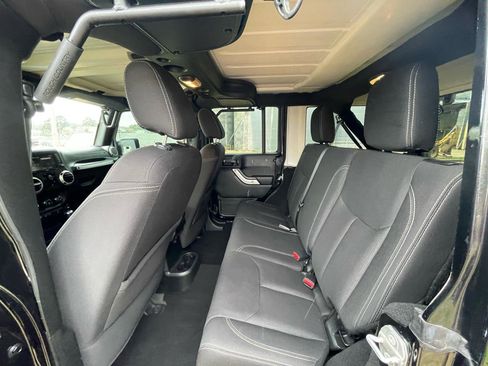 Used 2018 Jeep Wrangler Unlimited Sahara w/ Connectivity Group AWD/4WD image 10