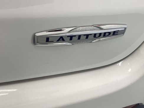 Used 2025 Jeep Compass Latitude image 11