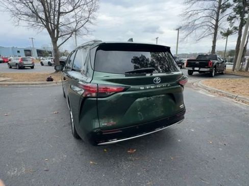 Used 2021 Toyota Sienna Limited image 12