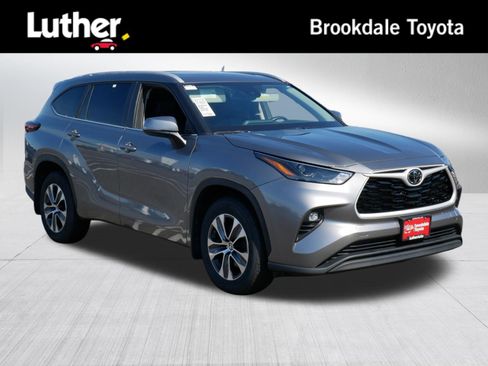 Certified 2025 Toyota Highlander XLE AWD/4WD image 1