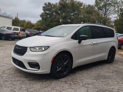 Used 2025 Chrysler Pacifica Limited image 8