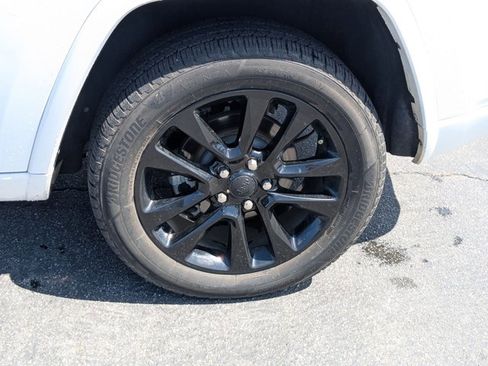 Used 2017 Jeep Grand Cherokee Altitude image 19