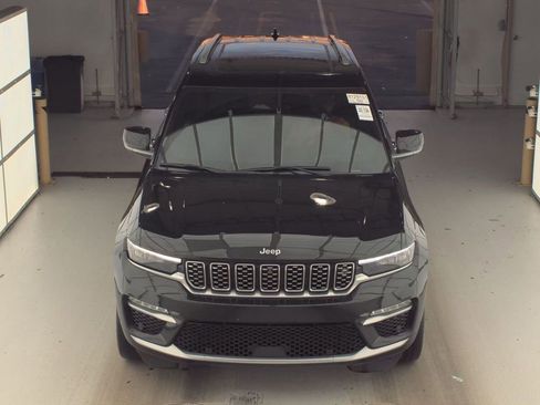 Used 2023 Jeep Grand Cherokee Summit AWD/4WD image 3