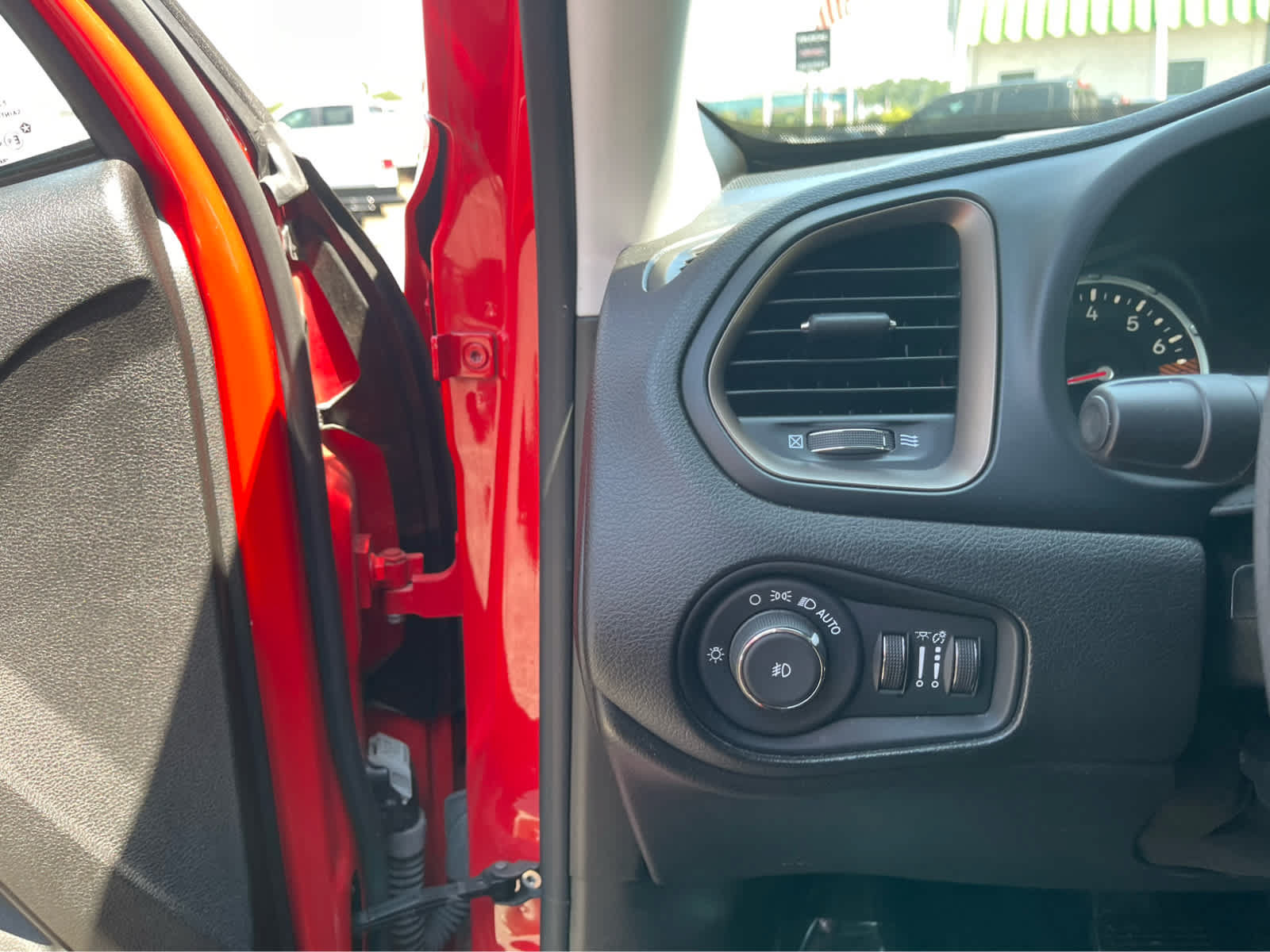 Used 2023 Jeep Renegade Latitude AWD/4WD image 14