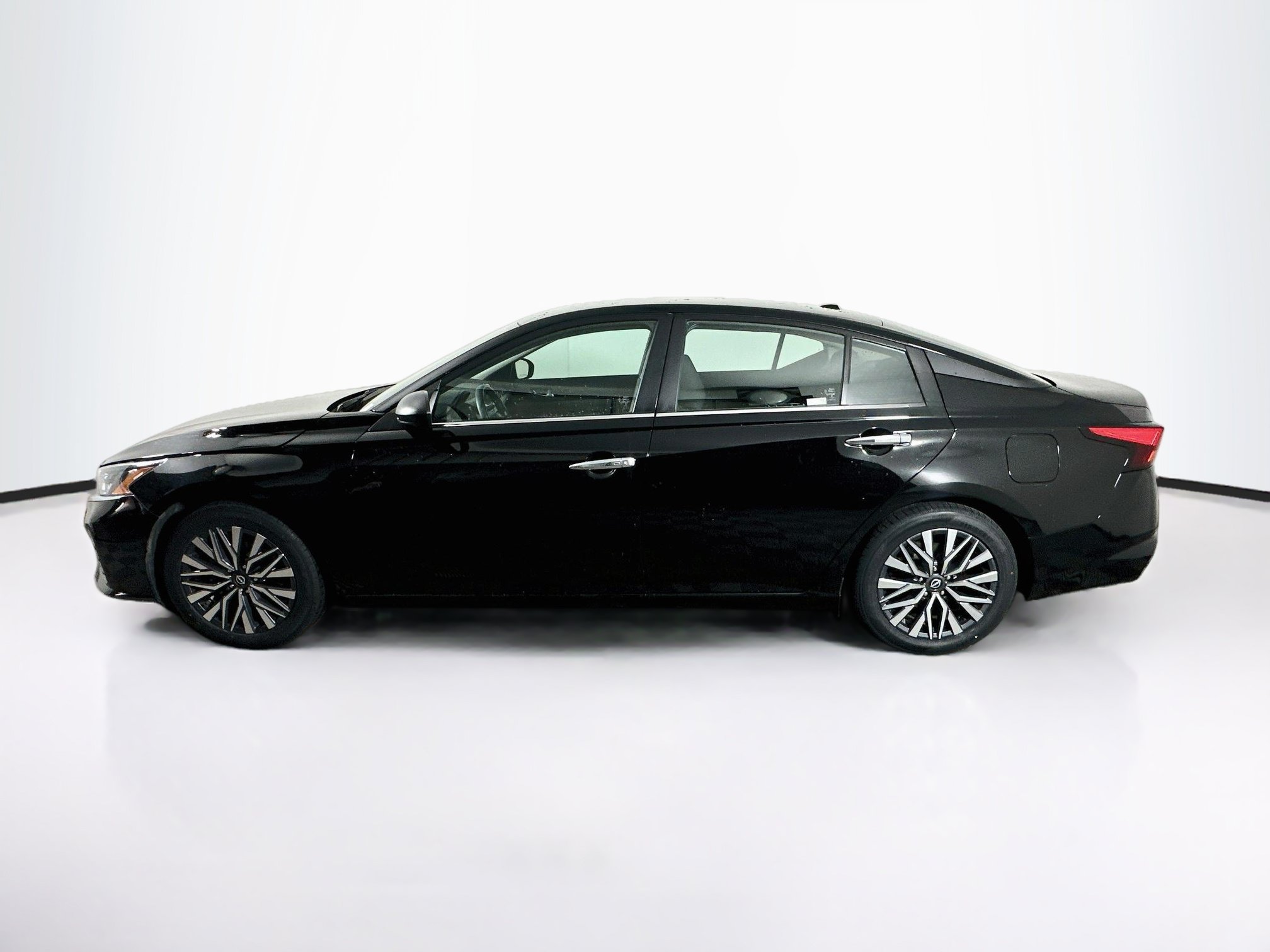 Used 2025 Nissan Altima 2.5 SV FWD image 4
