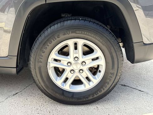 Used 2024 Jeep Grand Cherokee Laredo RWD image 4