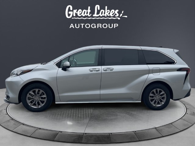 Used 2024 Toyota Sienna LE AWD/4WD image 2