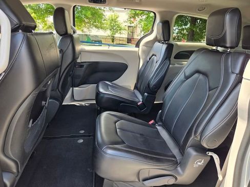 Used 2023 Chrysler Pacifica Touring-L FWD image 11