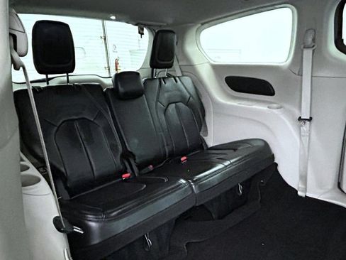 Certified 2023 Chrysler Pacifica Touring-L FWD image 17