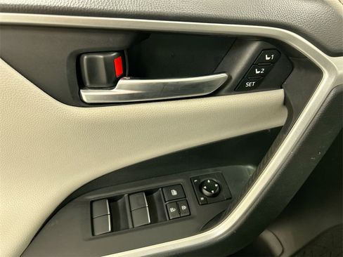 Used 2019 Toyota RAV4 Limited image 11