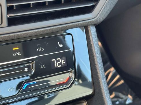 Certified 2025 Volkswagen Jetta SE w/ Sunroof Package image 29