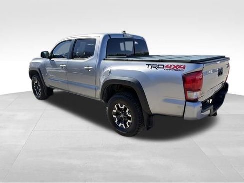Used 2017 Toyota Tacoma TRD Off-Road w/ Premium & Technology Package image 5