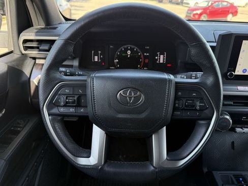 Used 2025 Toyota 4Runner SR5 AWD/4WD image 13